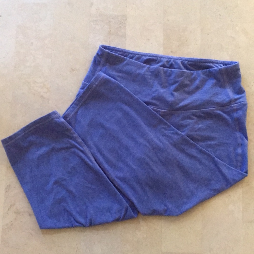ATHLETA// Periwinkle 3/4 Crop Leggings